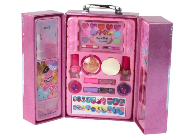 Kosmetik-Set für Make-up und Nägel im rosa Koffer