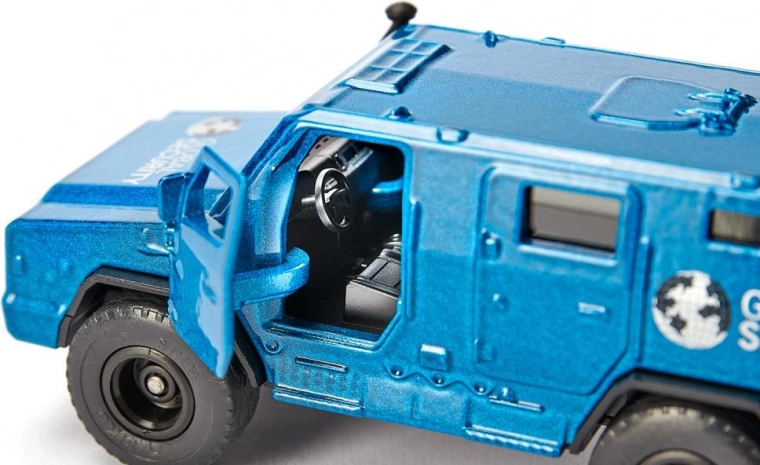 Öffnende Türen und detaillierter Innenraum