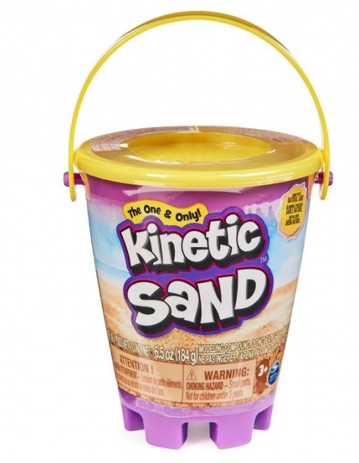 Kinetischer Sand kleiner Eimer mit flüssigem Sand