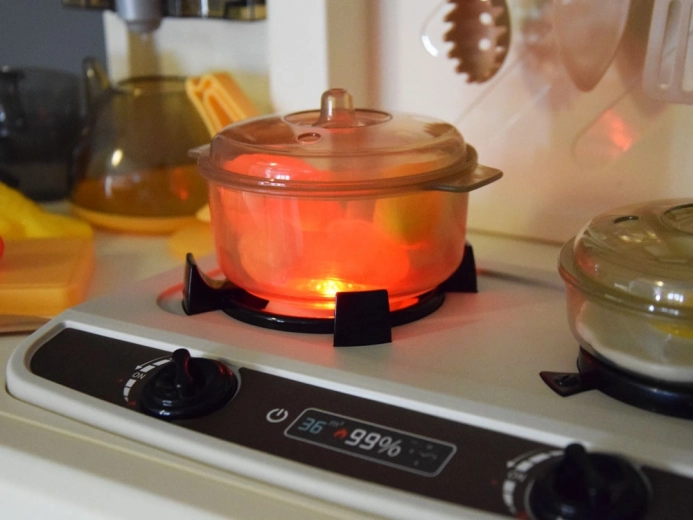 Dampfender Kocher mit Licht und Sound