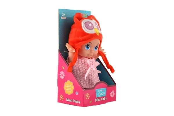Puppe mit Mütze mit Tiermotiv