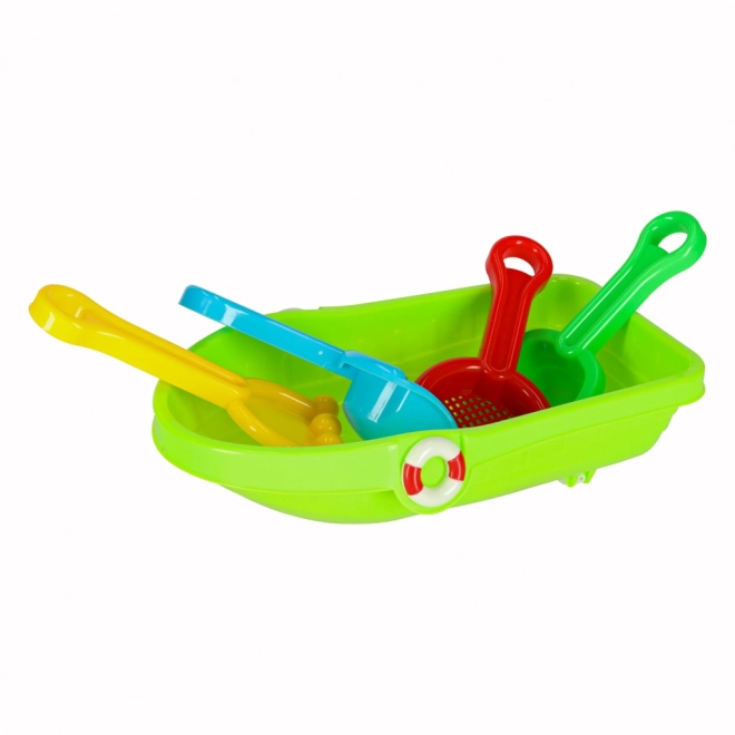 Kinderboot mit Sandspielzeug und Wasserpistole