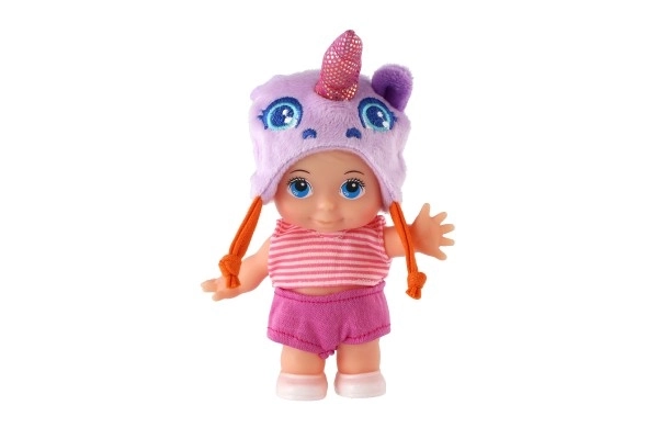 Puppe mit Mütze mit Tiermotiv