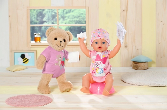 Babypuppe mit süßem Teddybär in rosa Outfit