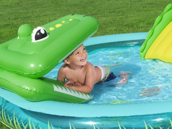 Drachen-Spielplatz mit Rutsche und Sprinkler