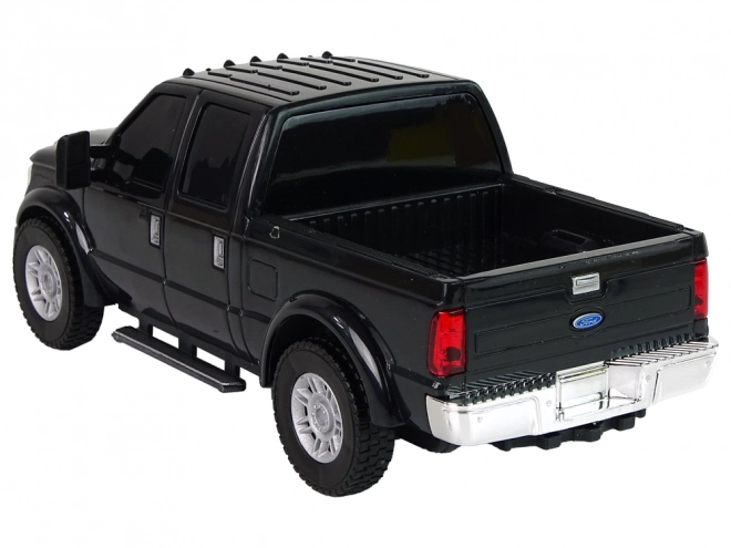 Schwarzer Ford F-350 Pick-Up mit Reibungsantrieb