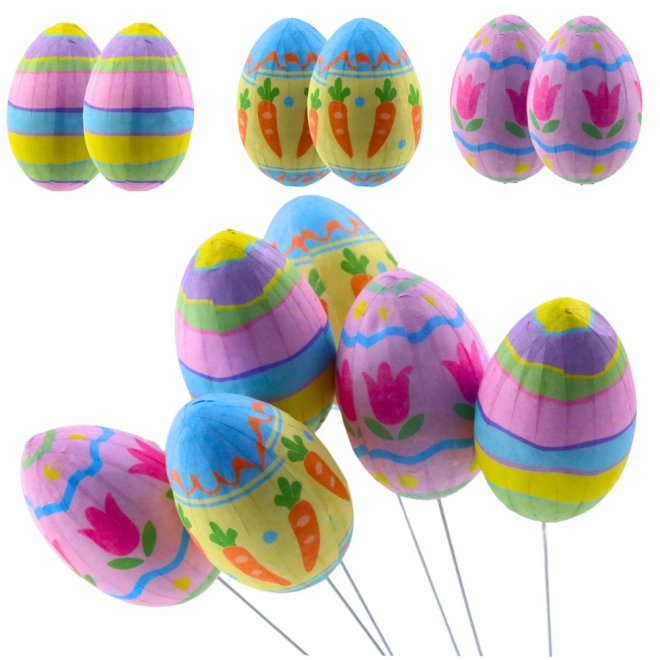 Bunte Osterdekoration mit Eiern, Karotten und Tulpen