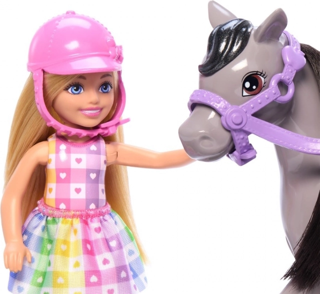 Niedliches Pony mit weicher Mähne