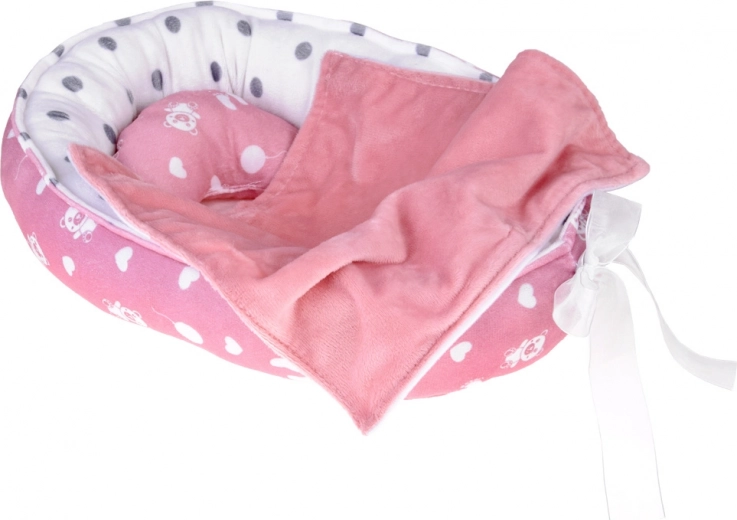 Kuscheliges Nestchen mit Kissen und Decke