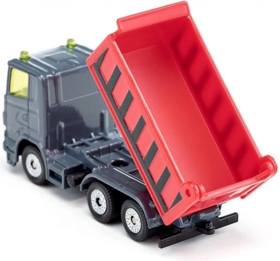 Zwei kippbare Mulden mit zu öffnenden Klappen