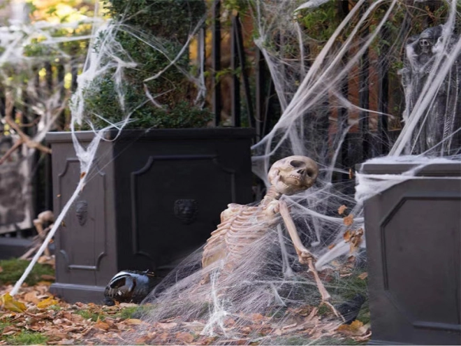 Weiße künstliche Spinnweben mit Spinnen Halloween-Dekoration