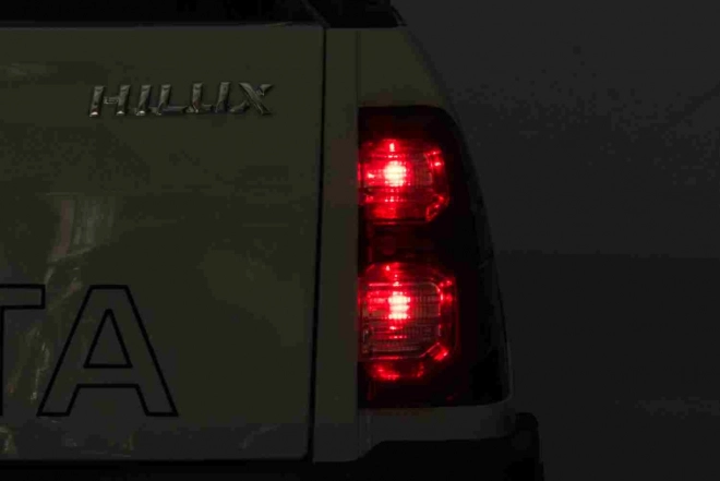 Toyota Hilux Batterie für Kinder Weiß + Antrieb 4x4 + Fernbedienung + 2 Gepäckträger + Radio MP3 + LED-Leuchte