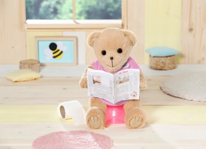 Babypuppe mit süßem Teddybär in rosa Outfit