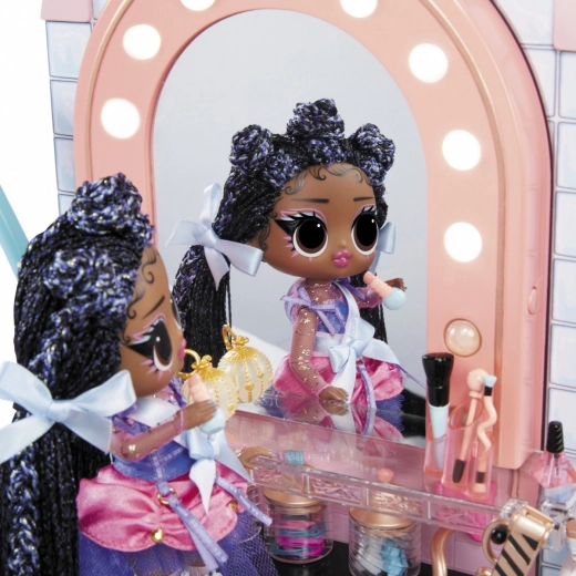 Friseursalon mit beleuchtetem Spiegel