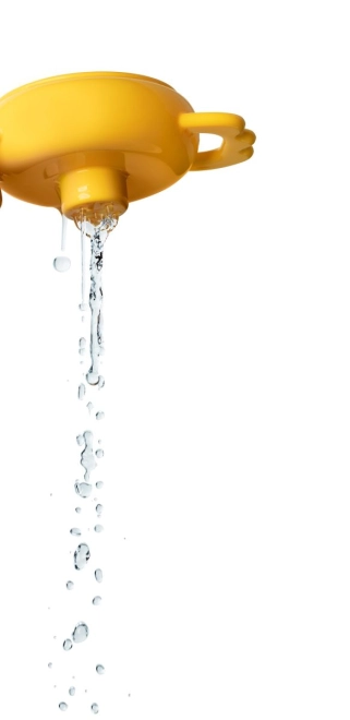 Schöpft und spritzt Wasser