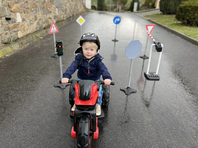 Realistisches Spiel mit Laufrädern und Motorrädern