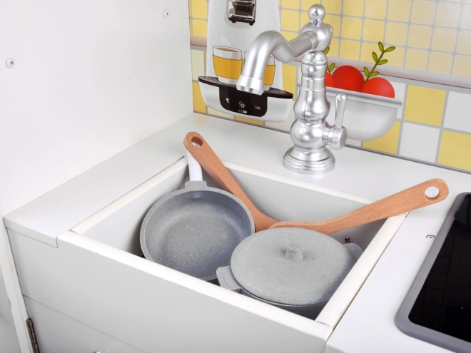 Große Holzküche mit Kühlschrank und Backofen