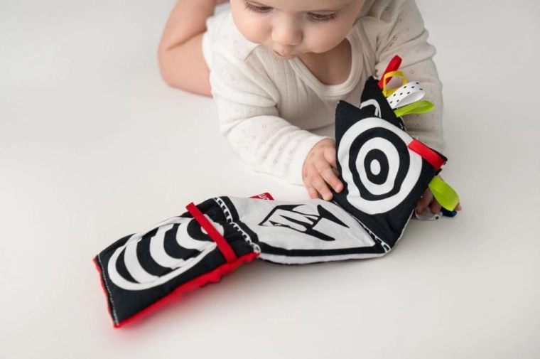 Kontrastreiche visuelle Stimulation ab den ersten Tagen