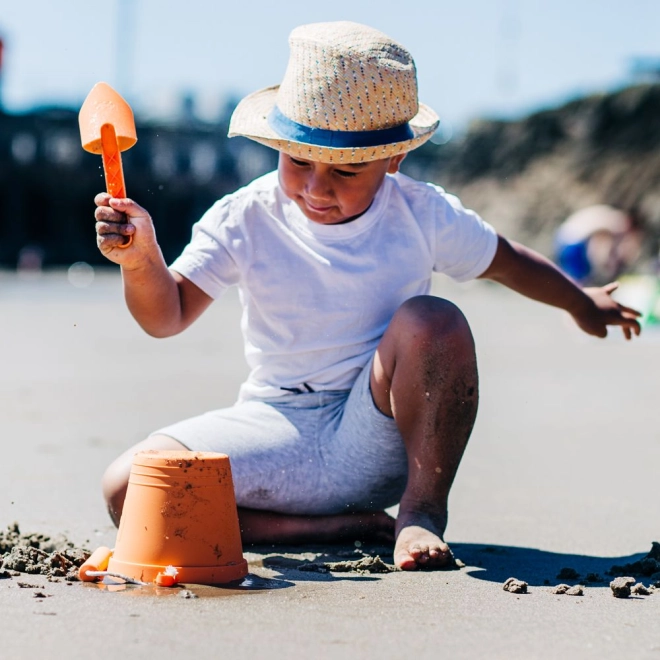 Spaß am Strand und im Sandkasten