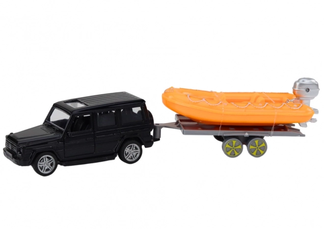 Schwarzes Geländewagen mit Anhänger und orangefarbenem Boot