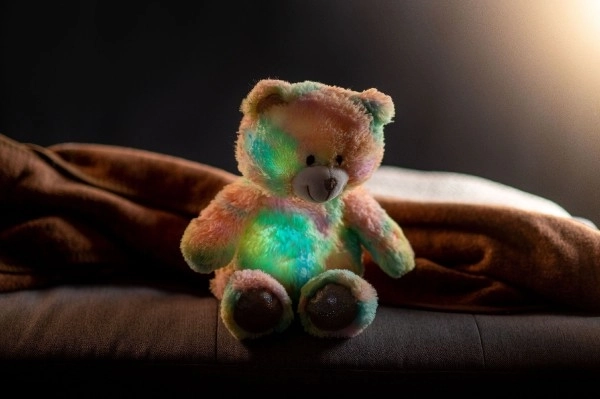 Regenbogen Kuschelbär mit Licht und Ton