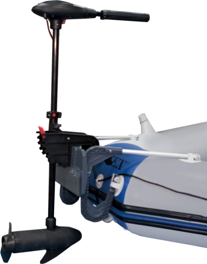 Einfache Montage am Spiegel des Bootes