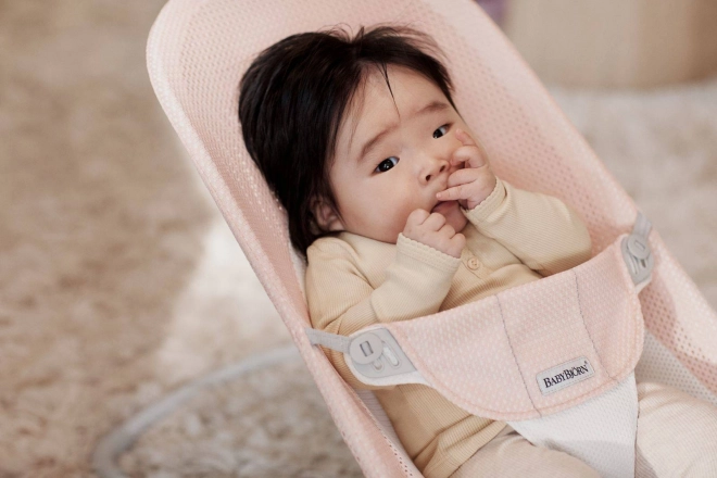 BABYBJÖRN - Wippe BALANCE SOFT MESH - Grau/Weiß – Rosa/Weiß