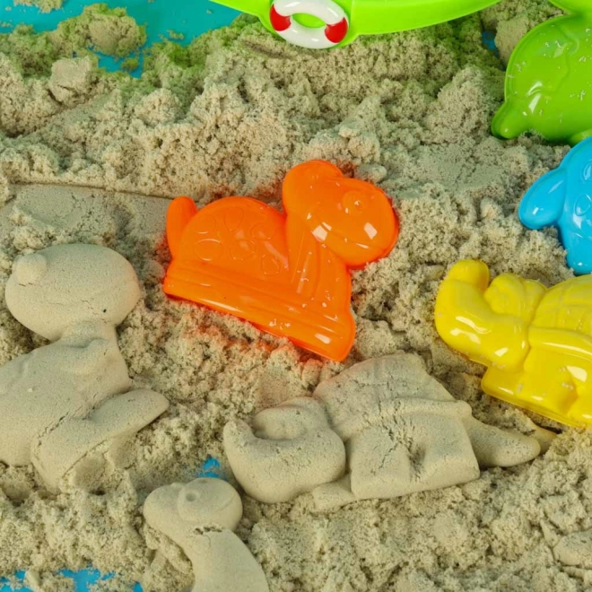 Kinderboot mit Sandspielzeug und Wasserpistole
