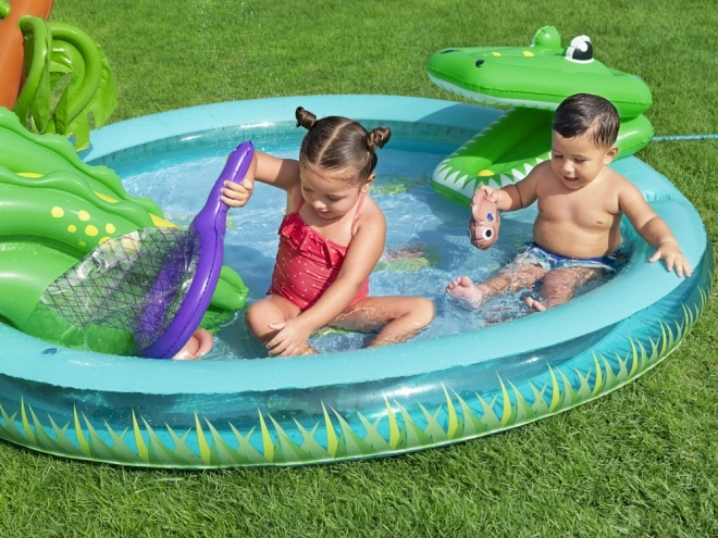 Drachen-Spielplatz mit Rutsche und Sprinkler