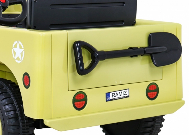 Retro Militärfahrzeug für Kinder beige + Antrieb 4x4 + Fernbedienung + 2 Gepäckträger + langsamer Start + MP3 LED