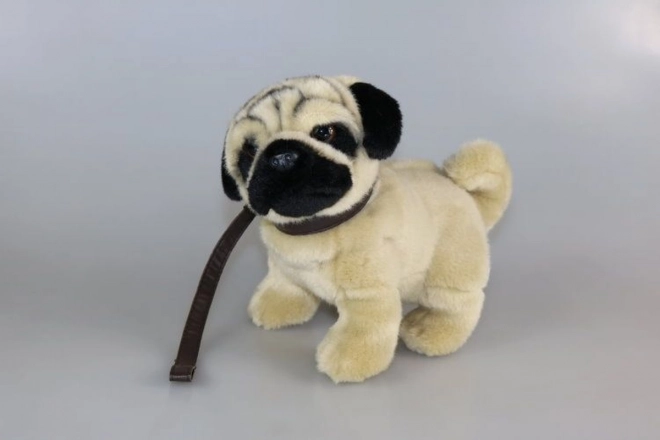 Plüschtier Mops mit Halsband 25 cm – umweltfreundlich