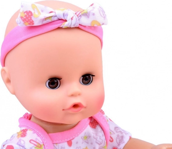 Süßer Look und schließende Augen