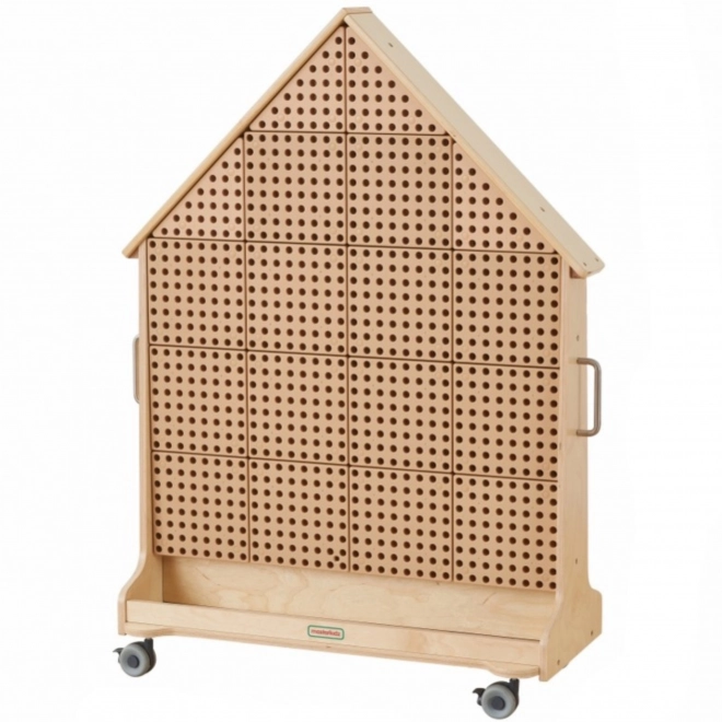 Holztafel in Form eines Hauses für STEM-Aktivitäten