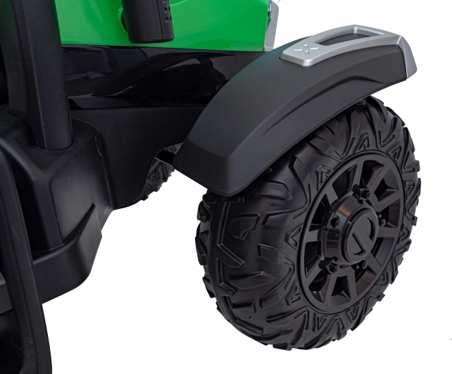 Kindertraktor mit grünem Anhänger
