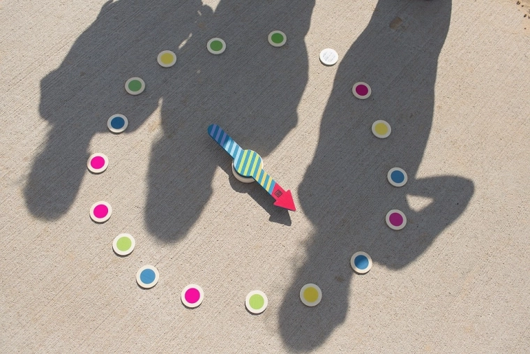 Beidseitige Spielsteine: Farben und Zahlen in einem Spiel