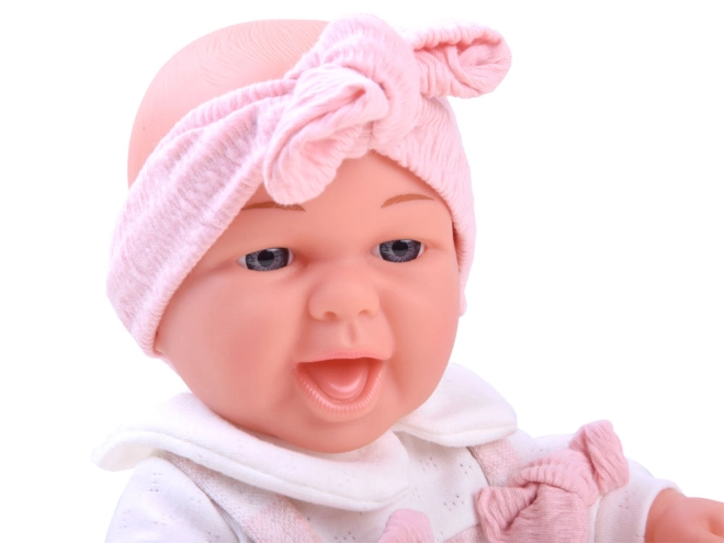 Realistisches Baby mit Lächeln
