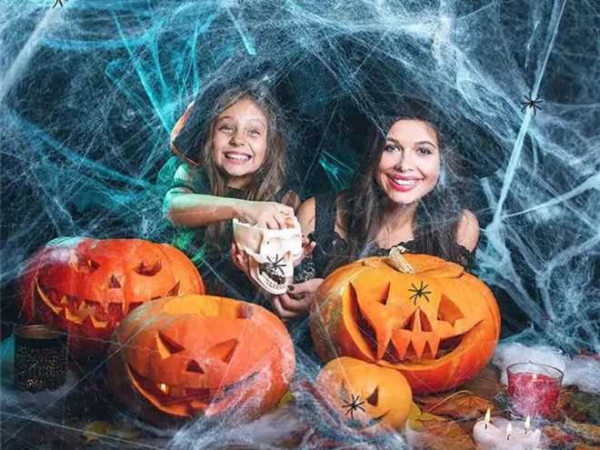 Künstliche weiße Halloween-Spinnweben mit Spinnen