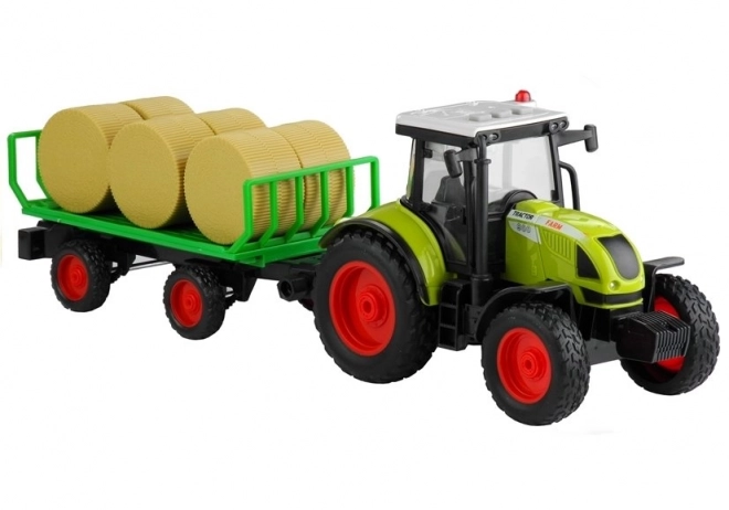 Grüner Traktor mit Anhänger und Heu