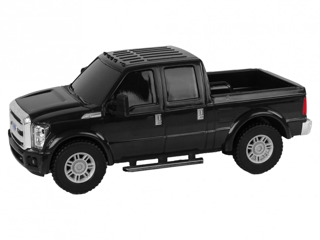 Schwarzer Ford F-350 Pick-Up mit Reibungsantrieb