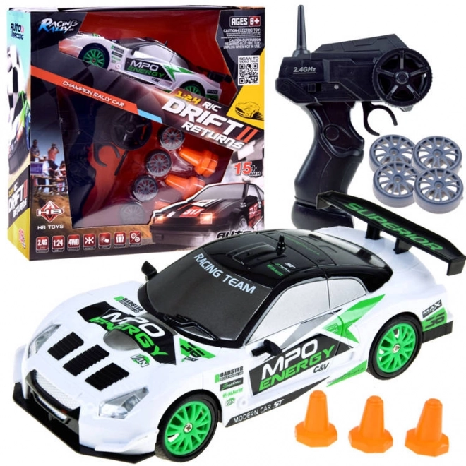 Ferngesteuertes Driftauto mit pylonen