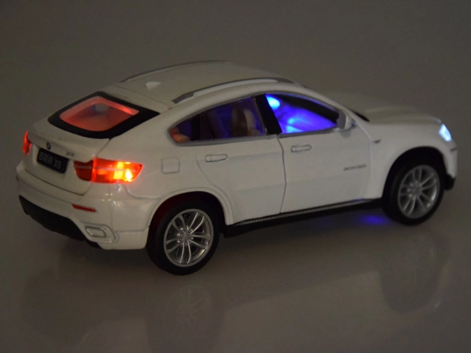 Metallauto BMW X6 Modell 1:32 Weißer SUV mit Licht und Sound