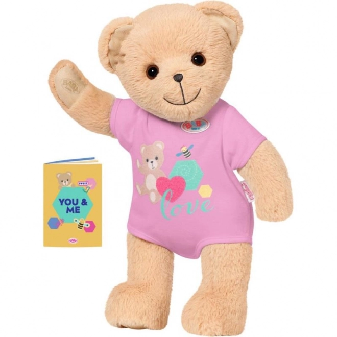 Babypuppe mit süßem Teddybär in rosa Outfit