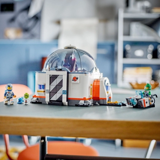 Erkundungsrover und Lieferdrohne