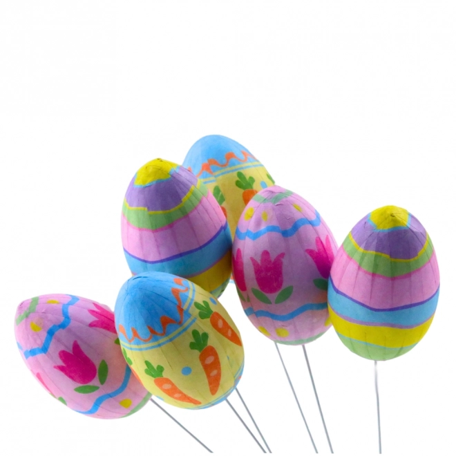 Bunte Osterdekoration mit Eiern, Karotten und Tulpen