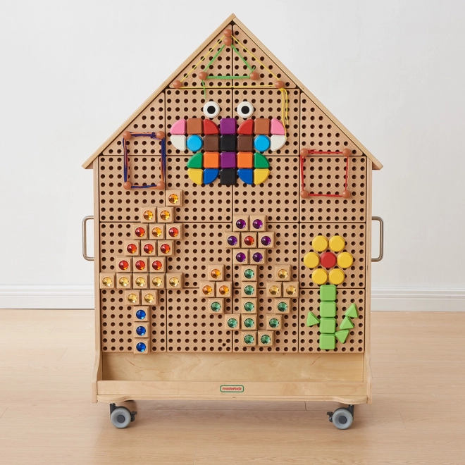 Holztafel in Form eines Hauses für STEM-Aktivitäten