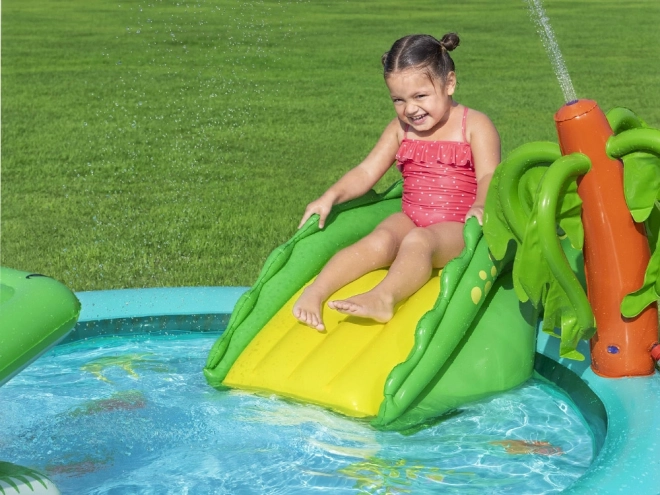 Drachen-Spielplatz mit Rutsche und Sprinkler