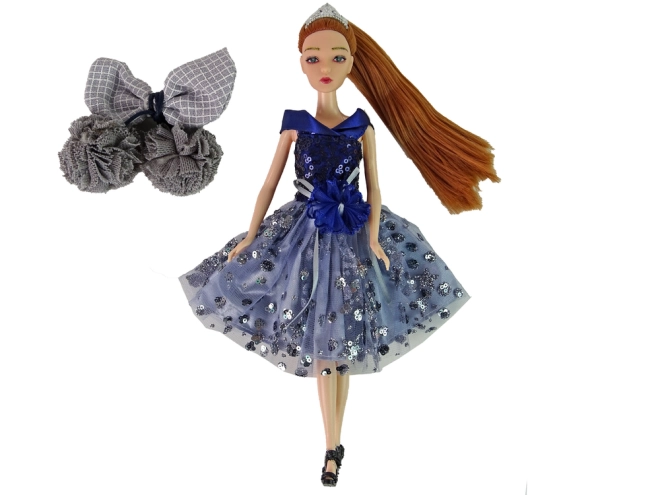 Glitzernder Look und Tiara für einen königlichen Stil