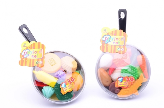 Pfanne mit Plastiklebensmitteln für Kinder