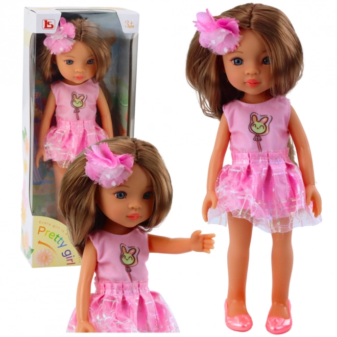 Puppe mit rosa Kleid und braunen Haaren