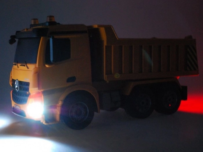 Ferngesteuerter Mercedes-Benz Arocs Kipplaster